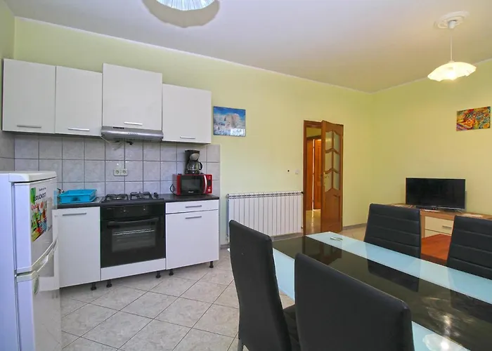 Veroslava 2159 アパート プーラ